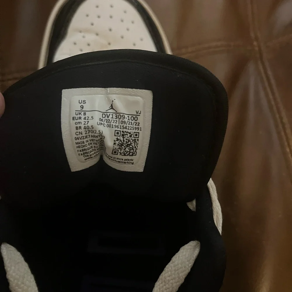 Classic Black and White Men's Sneakers - Picture 4 of 4